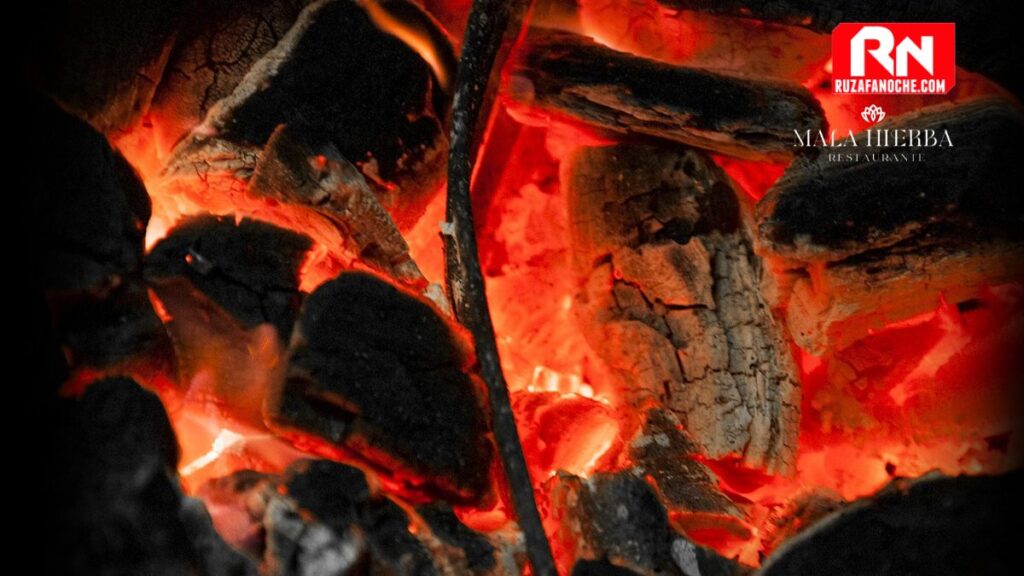 La magia del fuego: gracias al horno japonés Kamado, las carnes y pescados en Malahierba mantienen una jugosidad increíble con ese toque ahumado inconfundible de la cocina de autor.