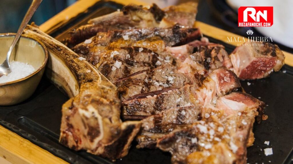 Plato de carne a la brasa horno Kamado Malahierba Valencia